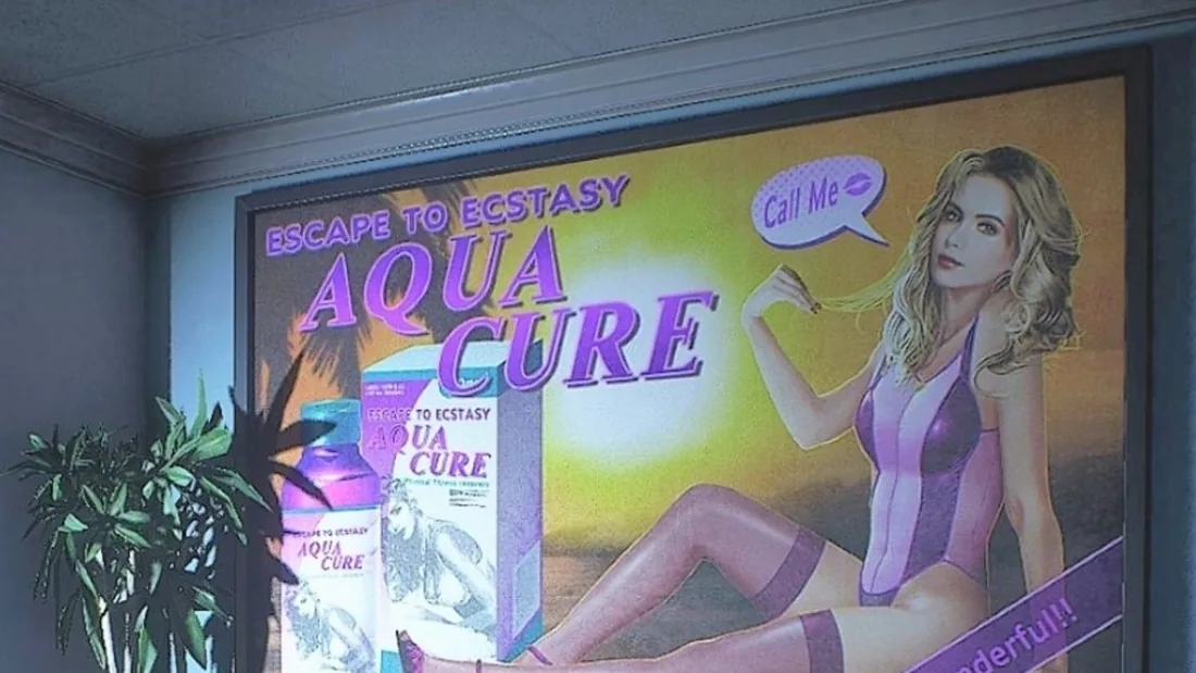 Девушка на плакате Aqua Cure — Resident Evil 3 (ремейк, 2020)